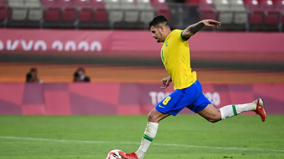 Bruno Guimarães elogia Paquetá e defende meio-campo reforçado