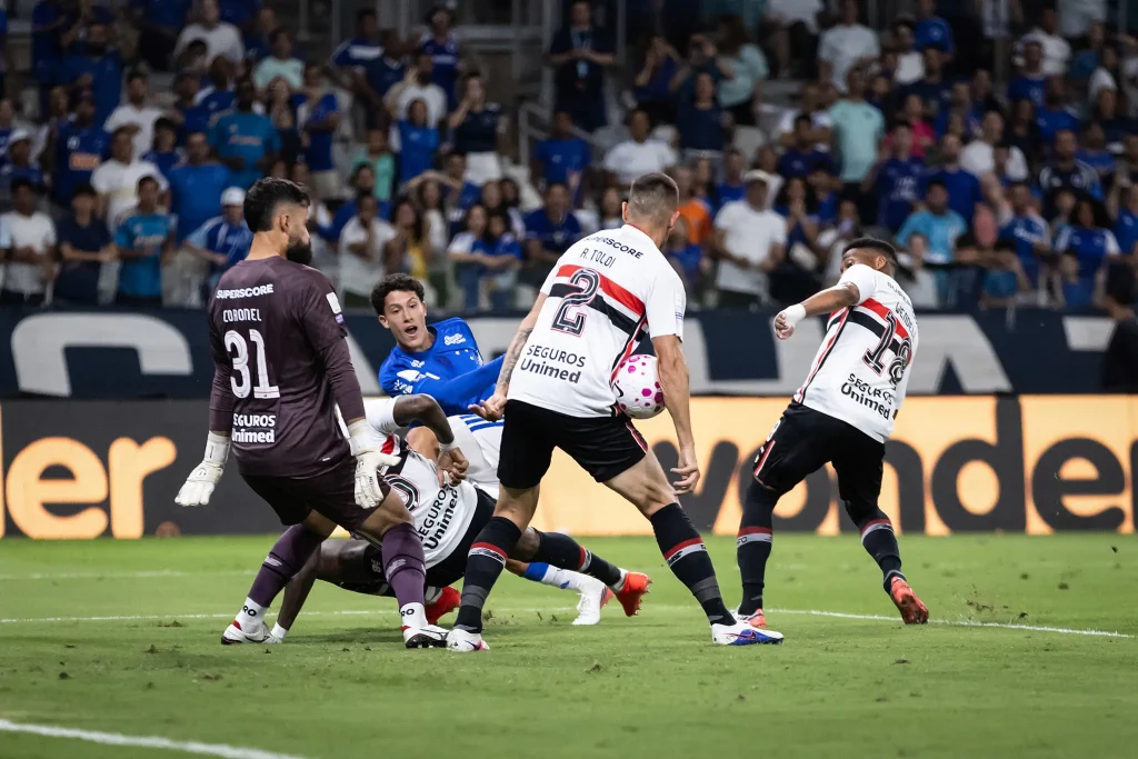 São Paulo perde para o Cruzeiro e se aproxima do Z4