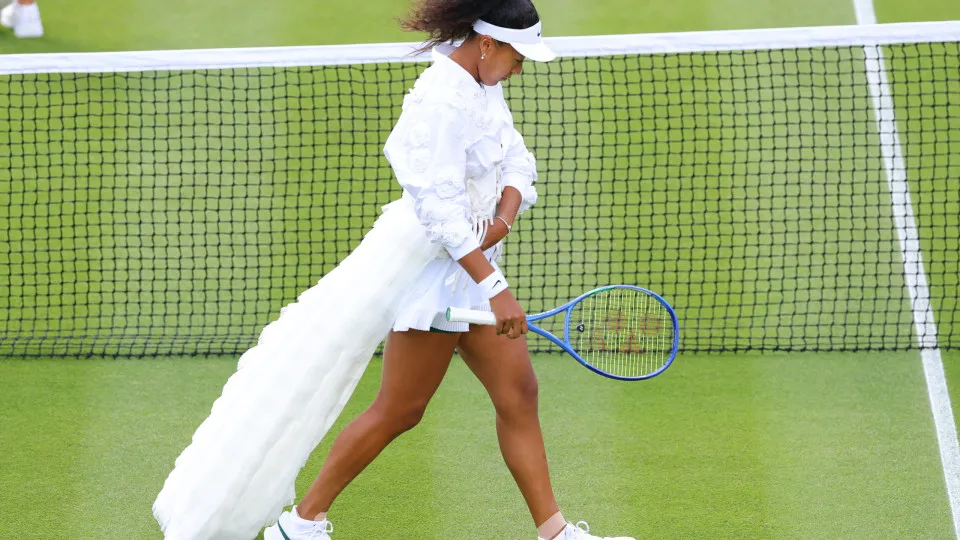 Naomi Osaka transforma entradas em quadra em desfile de moda