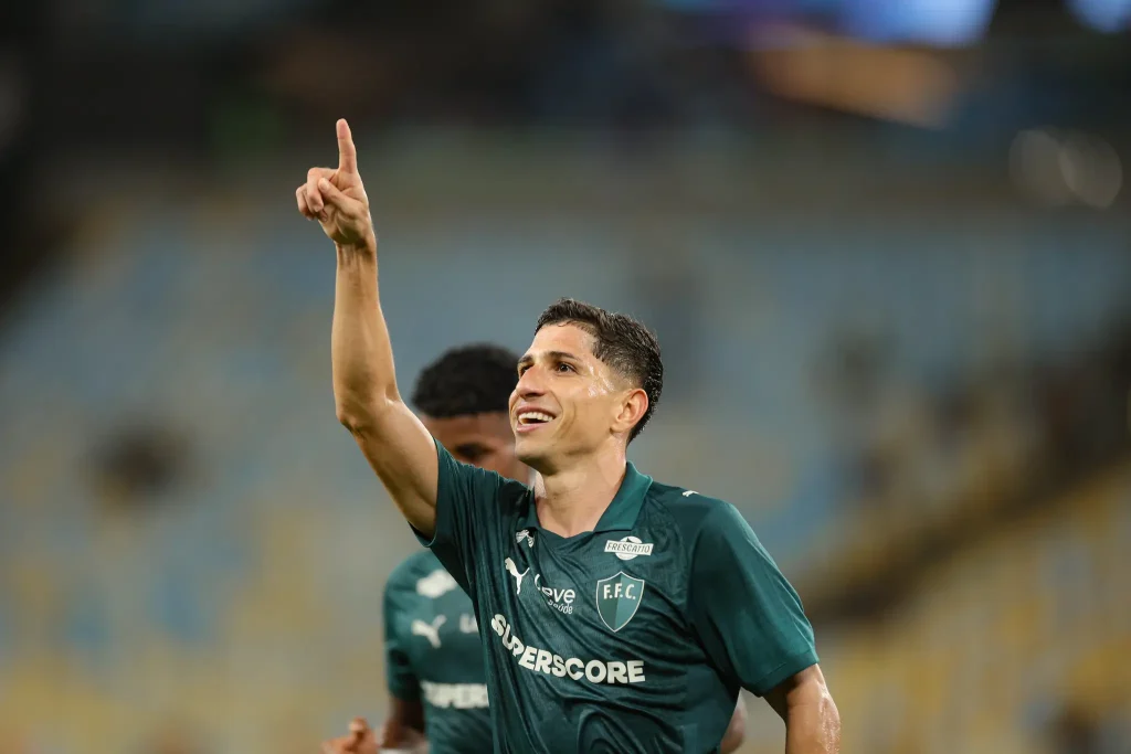 Fluminense goleia Coritiba por 4 a 0 e assume 3º lugar