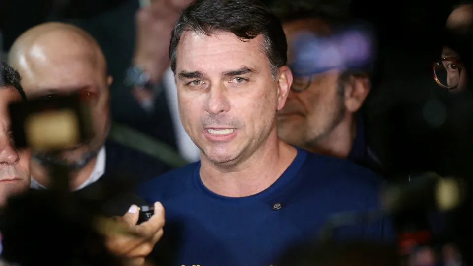 Flávio Bolsonaro diz que Michelle está desinformada após postagem