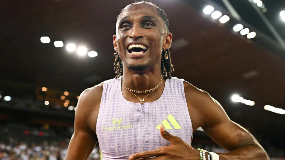 Alison dos Santos quebra recorde mundial nos 400m com barreiras