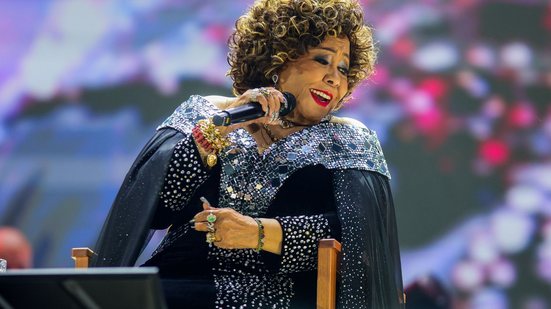 Alcione cai durante show no Maranhão e tranquiliza fãs