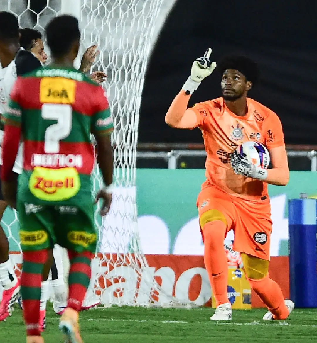 Hugo Souza brilha e leva Corinthians à semifinal