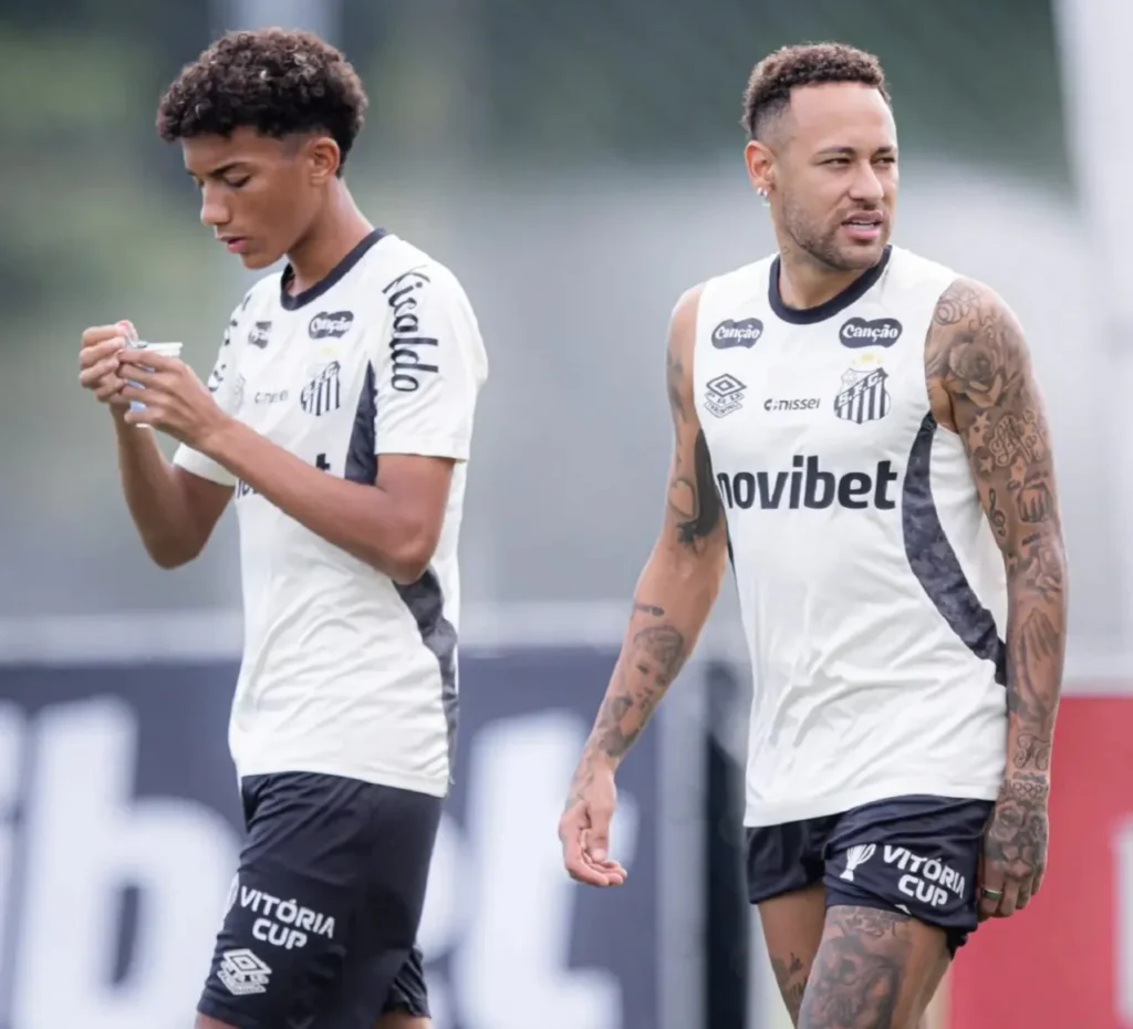 Estafe de Robinho Jr. acusa Neymar de agressão no Santos