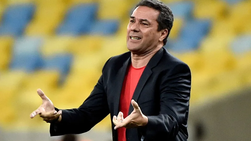 Luxemburgo é internado com suspeita de infecção pulmonar