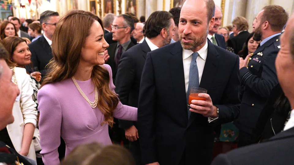 William e Kate trocam falas íntimas em evento oficial