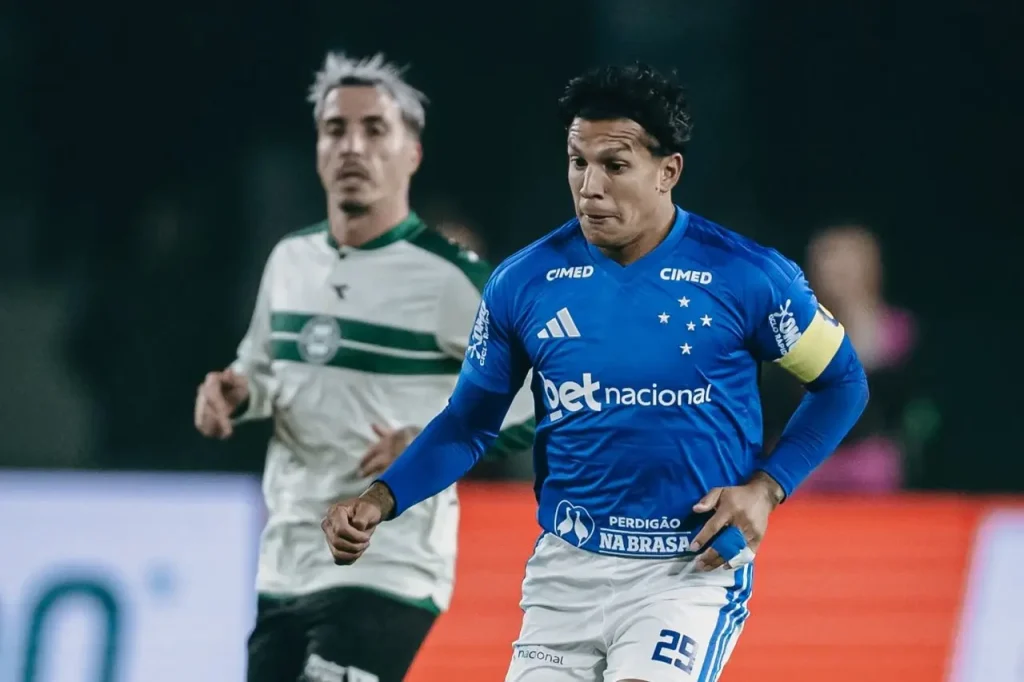 Cruzeiro vence o Coritiba e sobe para o sétimo lugar no Brasileirão