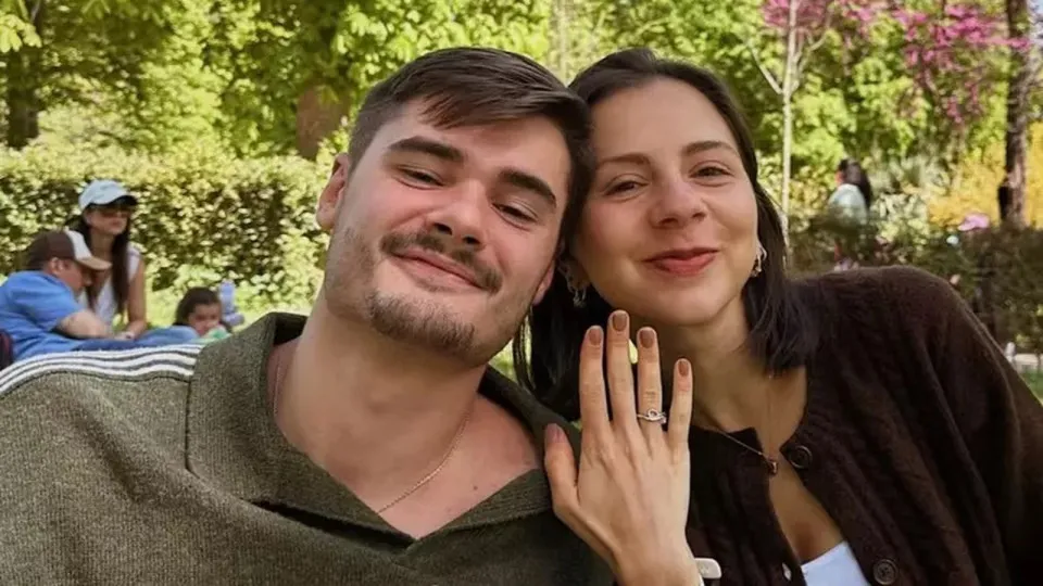 João Assunção fica noivo e surpreende namorada em parque