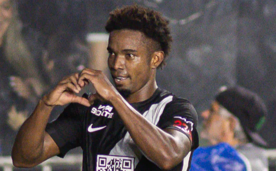 Vasco vence Athletico-PR e sobe para oitavo no Brasileirão