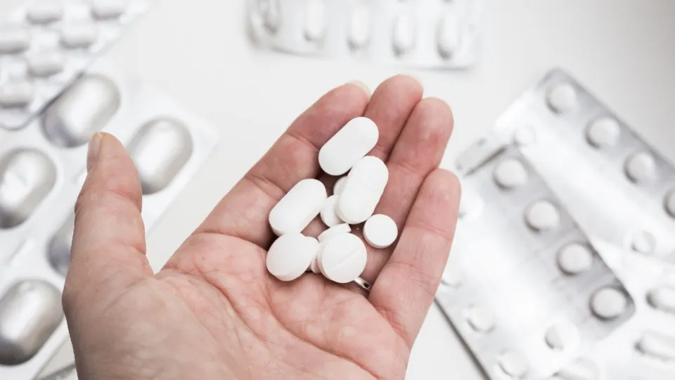 Anvisa suspende lotes de medicamentos para câncer e pressão