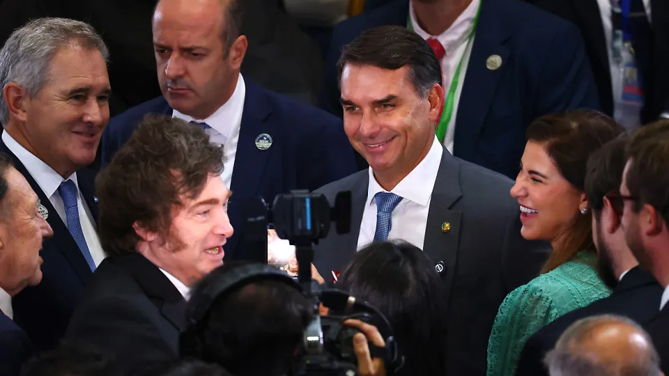 Milei declara apoio à candidatura de Flávio Bolsonaro no Brasil