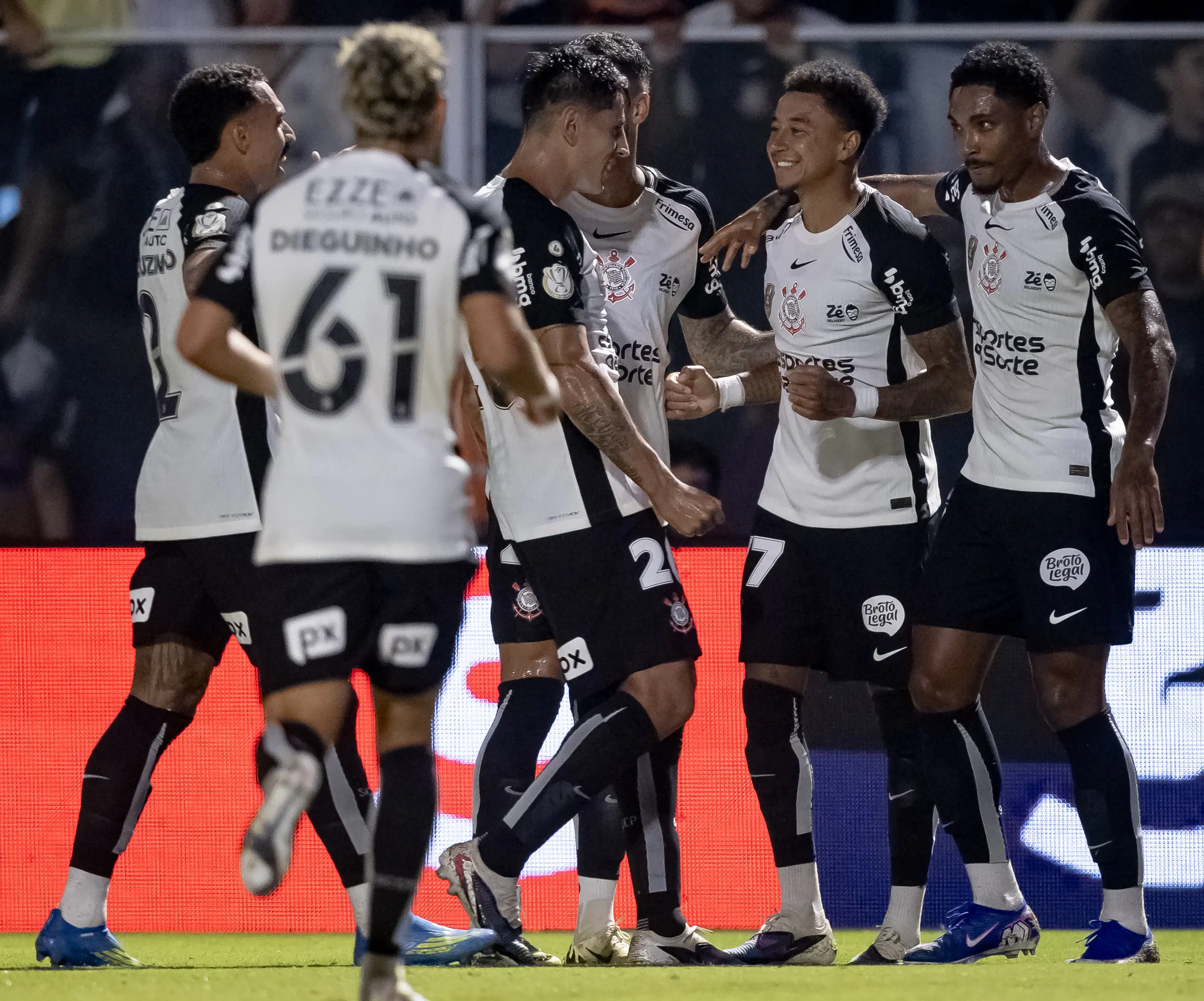 Corinthians vence Barra-SC com gol de Lingard na Copa do Brasil