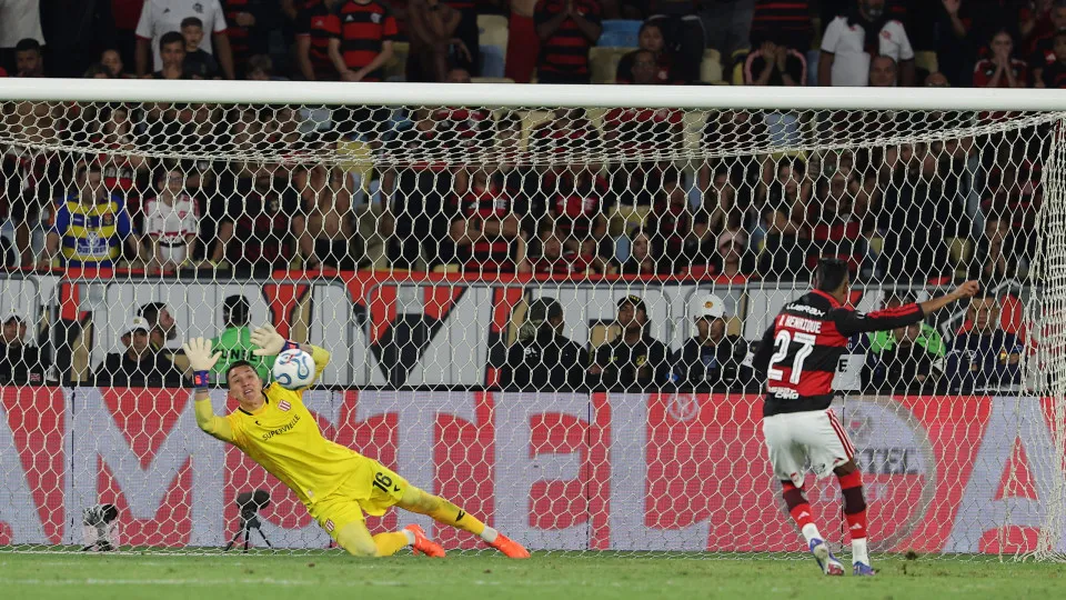 Fernando Muslera defende três pênaltis e leva Estudiantes à final