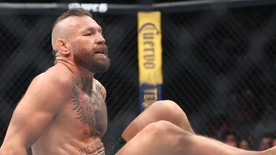 McGregor sofre lesão e perde para Max Holloway no UFC 329
