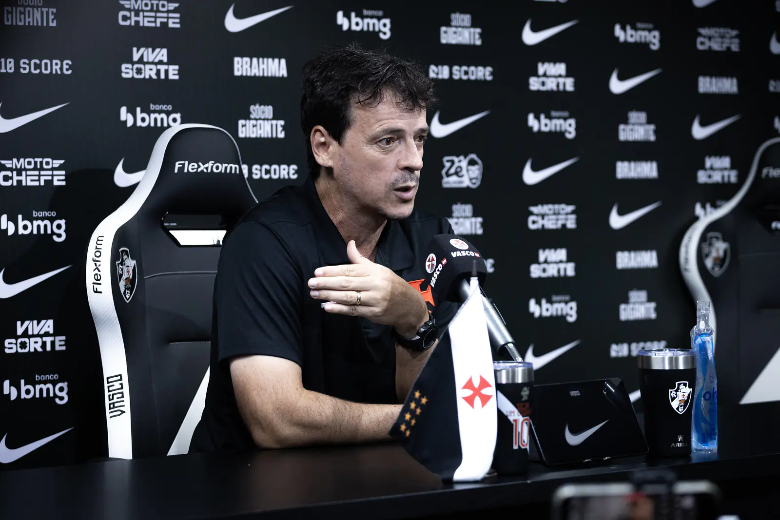 Vasco demite Fernando Diniz após derrota no Carioca
