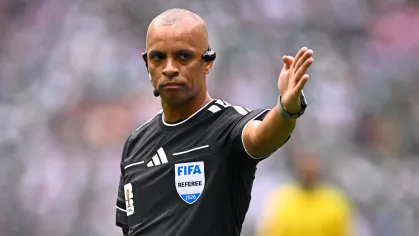Wilton Sampaio entra para a história em estreia da Copa com três expulsões