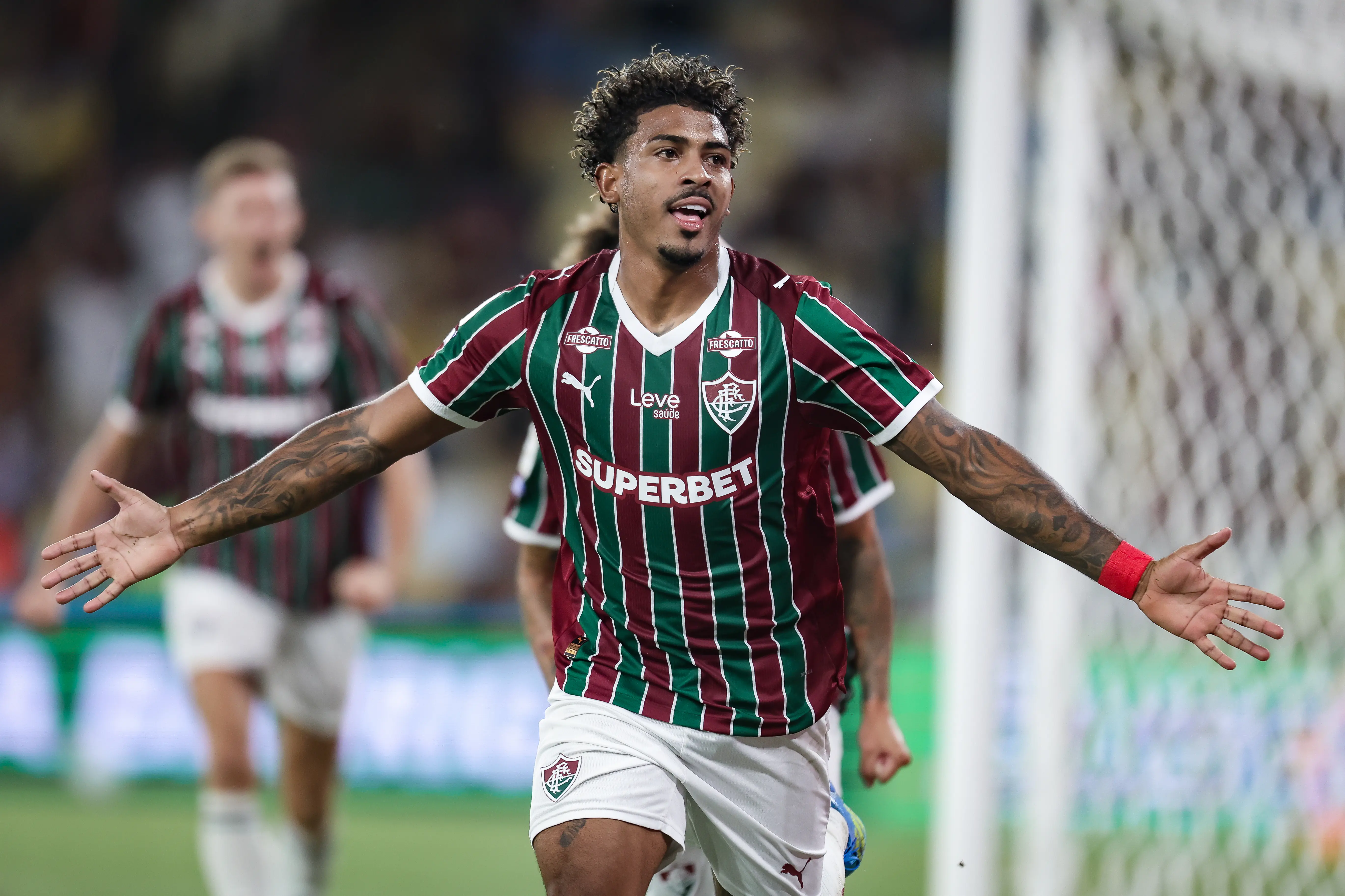 Fluminense vence Chapecoense e mantém 3º lugar