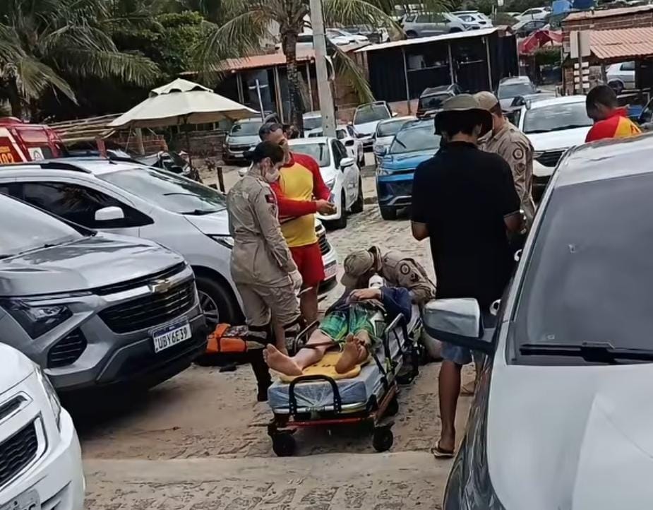 Adolescente fica ferido após bater a cabeça em pedra no mar na PB