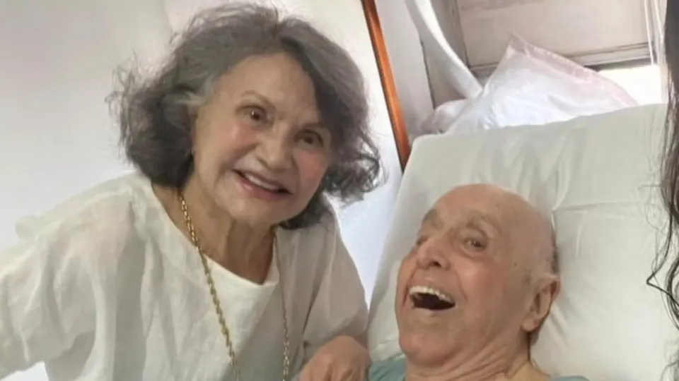 Rosamaria Murtinho mostra Mauro Mendonça em leito hospitalar