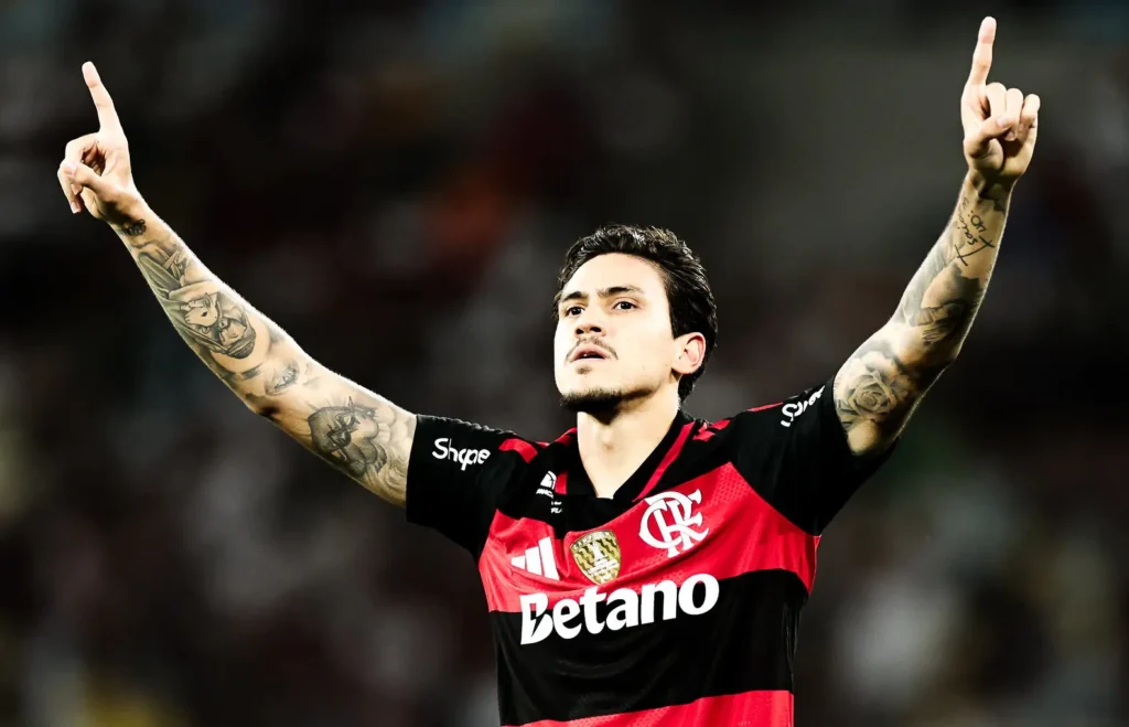 Flamengo vence Fluminense e assume vice-liderança