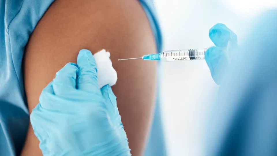 Vacina da Covid reduz risco de infarto e AVC, aponta estudo
