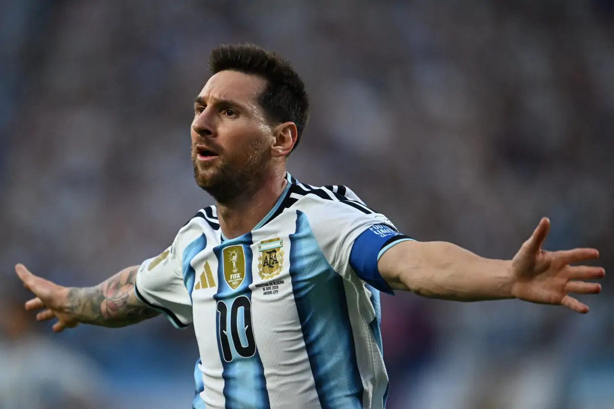 Messi marca três gols e Argentina estreia com vitória
