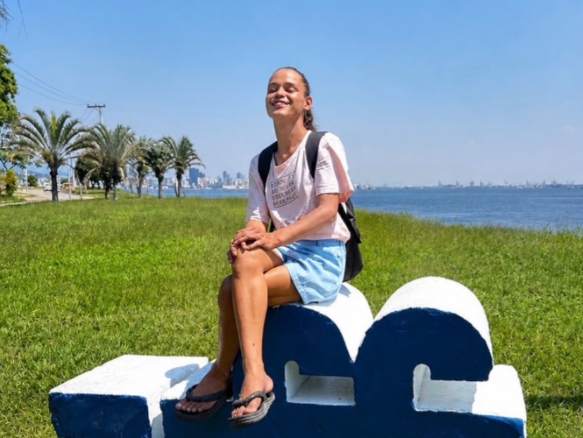 Jovem trans supera situação de rua e conquista 1º lugar em Economia na UFF