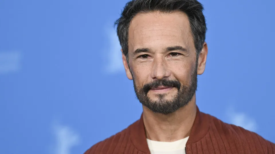 Rodrigo Santoro é abordado por influenciador nos EUA