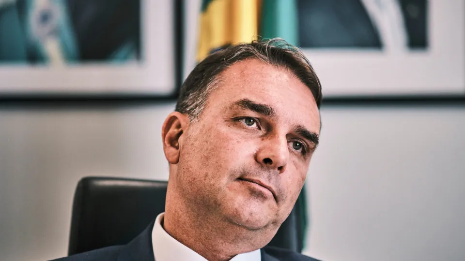 Flávio Bolsonaro diz que PF reteve passaportes e o proibiu de sair do Brasil