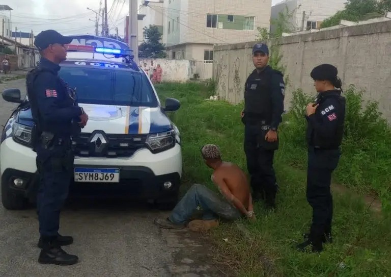 Suspeitos de furtar telhas de obra em João Pessoa são presos 