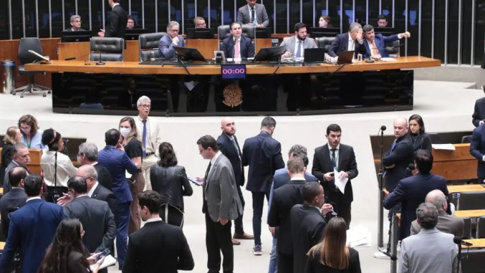 CCJ aprova PEC que reduz maioridade penal para 16 anos