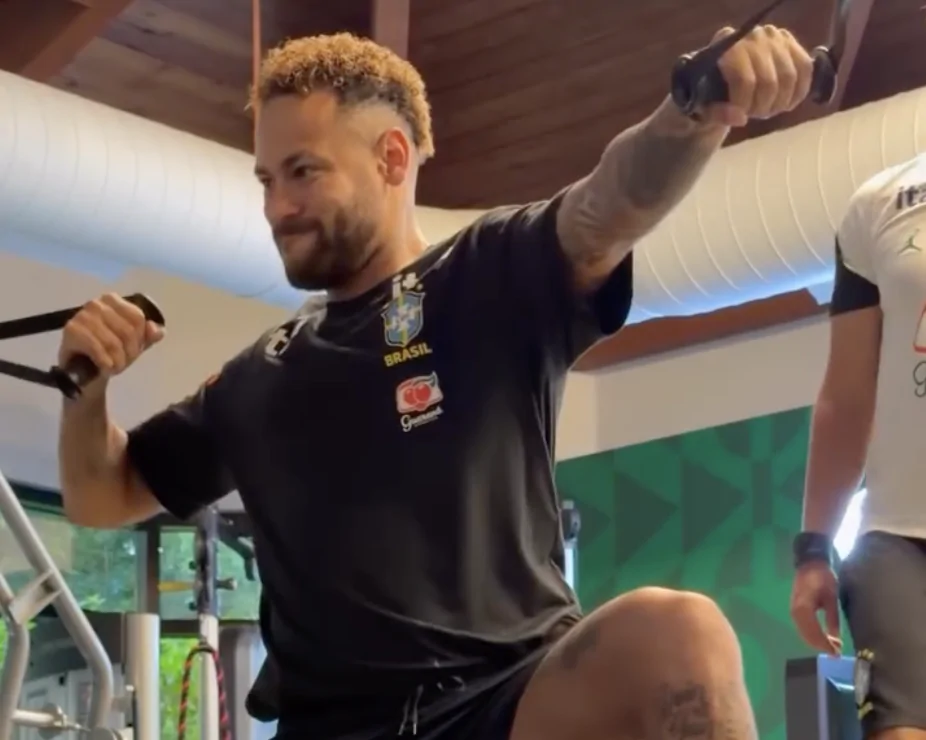 Neymar avança na recuperação e treina com a Seleção
