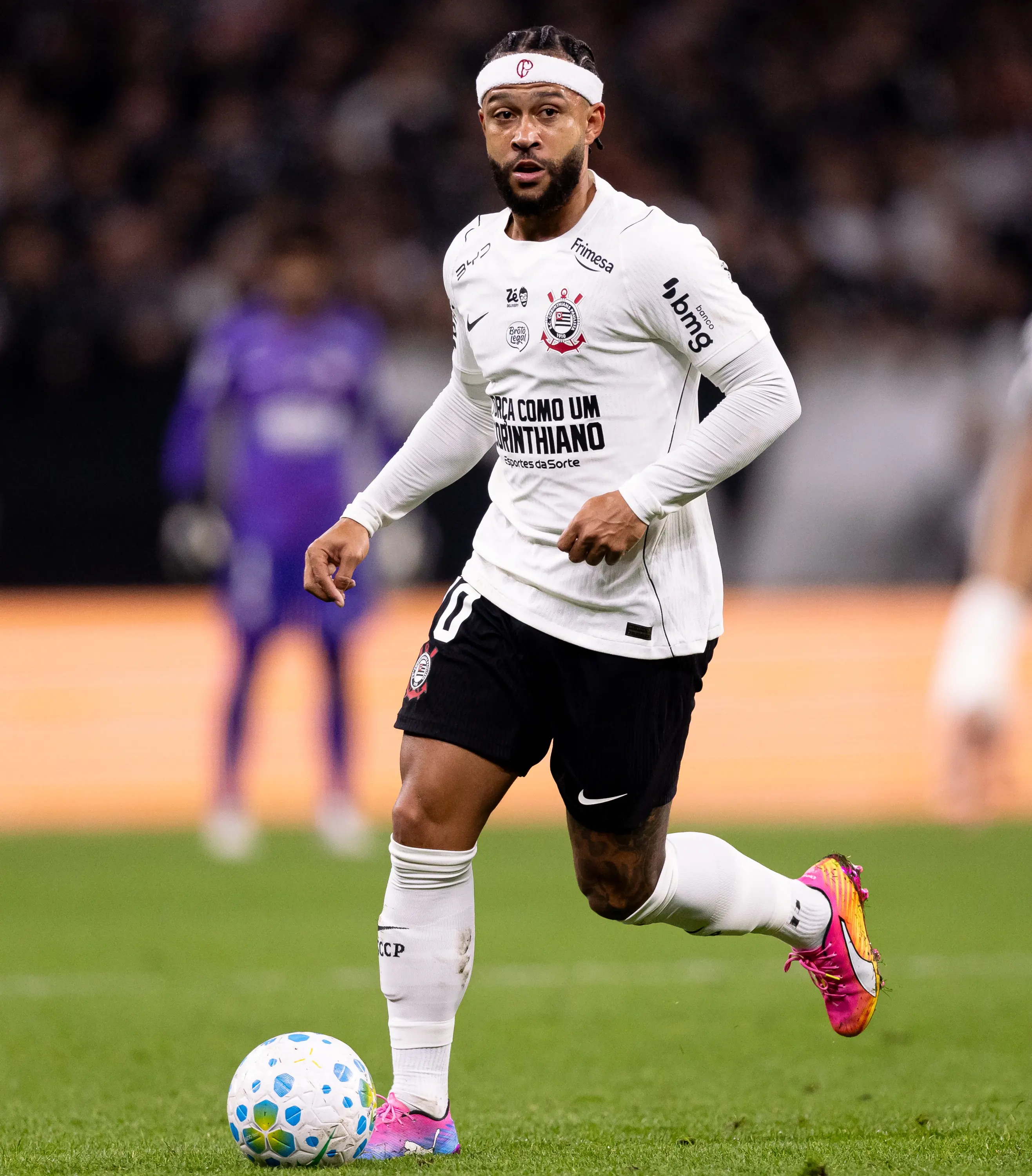 Corinthians e Memphis Depay chegam a acordo por renovação