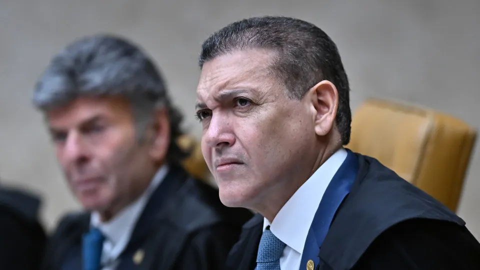 Nunes Marques reúne campanhas de Lula e Flávio Bolsonaro no TSE