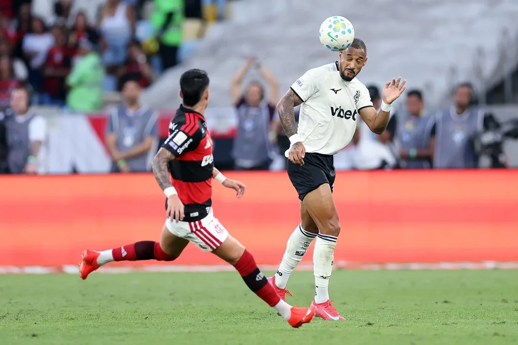 Flamengo goleia Botafogo por 3 a 0 e cola no líder