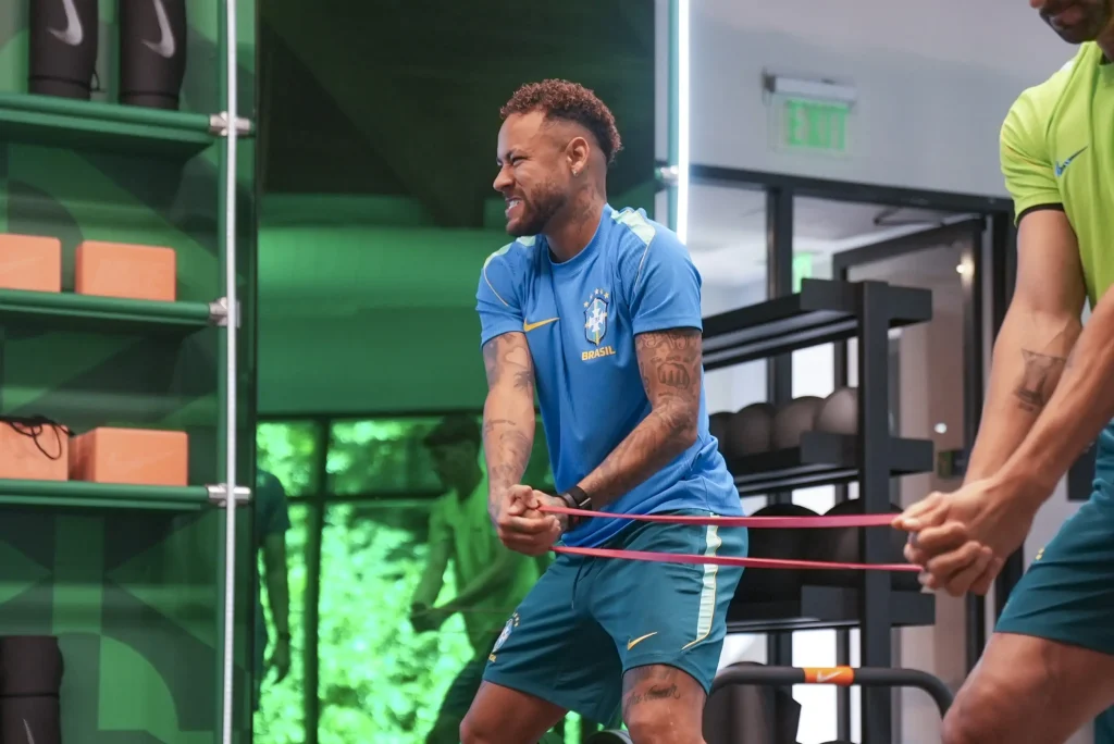 Brasil retoma treinos após estreia e monitora evolução de Neymar
