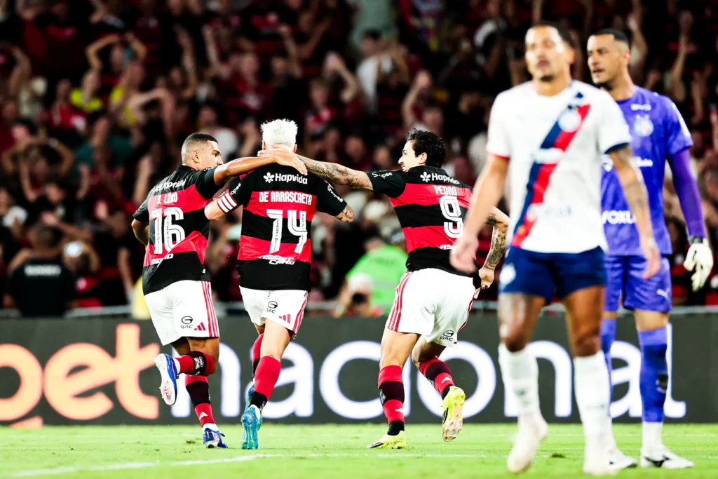Flamengo vence Bahia e mantém sequência no Brasileirão
