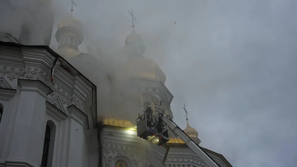 Ataque russo deixa mortos e atinge mosteiro histórico em Kiev