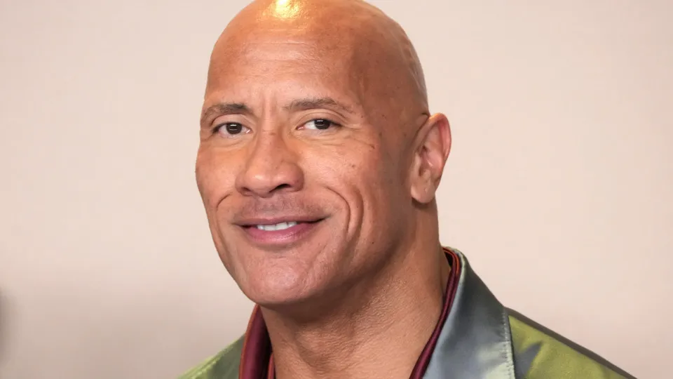 The Rock canta samba com Péricles durante visita ao Rio