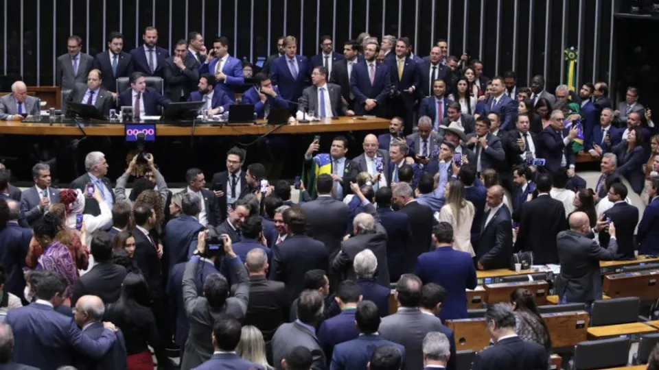 Câmara aprova urgência para projeto que equipara misoginia ao racismo