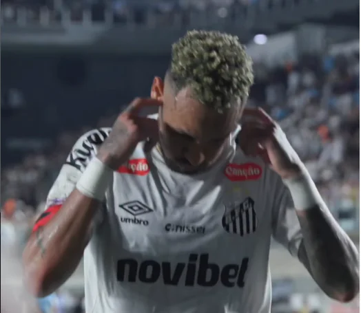 Neymar se explica após gesto polêmico em jogo do Santos