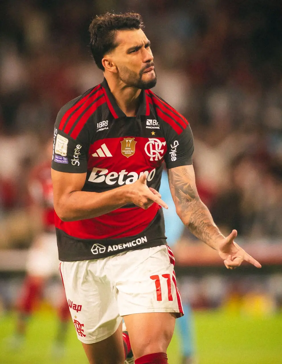 Flamengo vence Corinthians e retoma liderança do Brasileirão