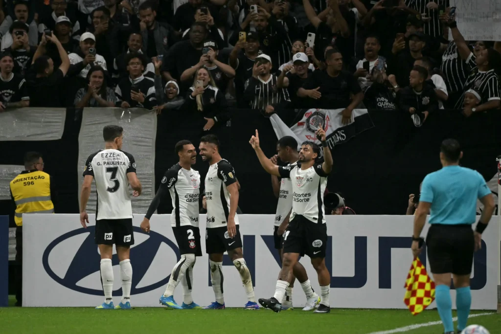 Corinthians vence Santa Fe e lidera Grupo E da Libertadores
