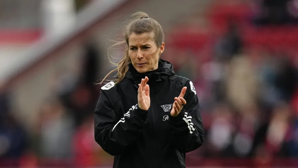 Marie-Louise Eta faz história como técnica na Bundesliga