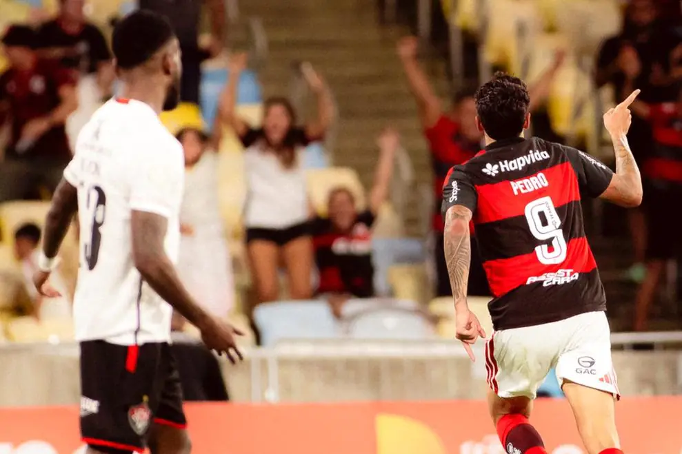 Flamengo vence Vitória e abre vantagem na Copa do Brasil