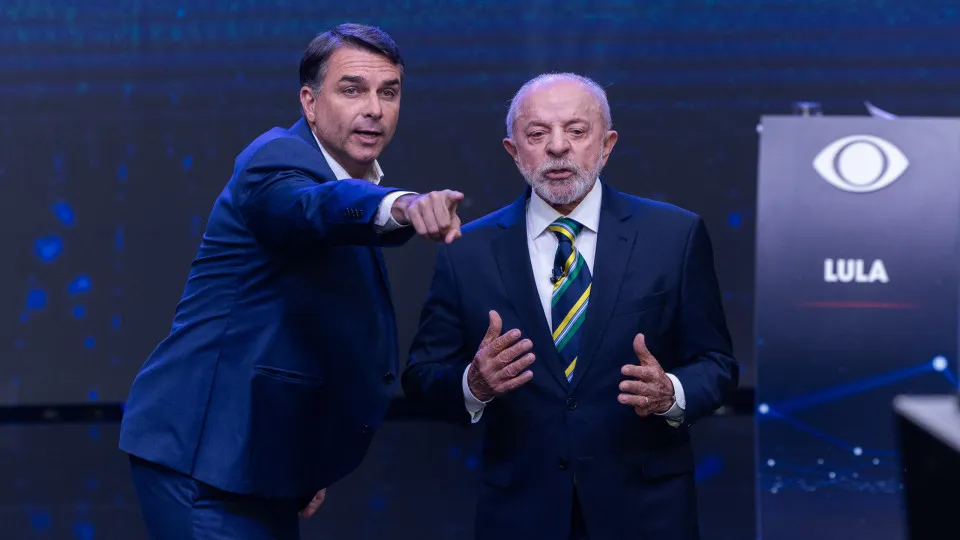 Lula e Flávio Bolsonaro fazem último debate antes da eleição