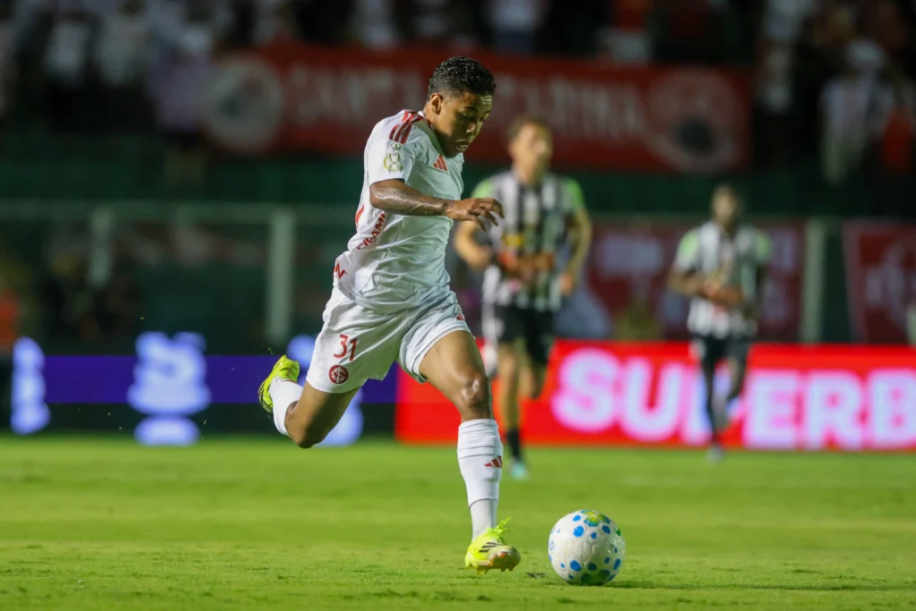 Internacional vence Athletic e larga na frente na Copa do Brasil