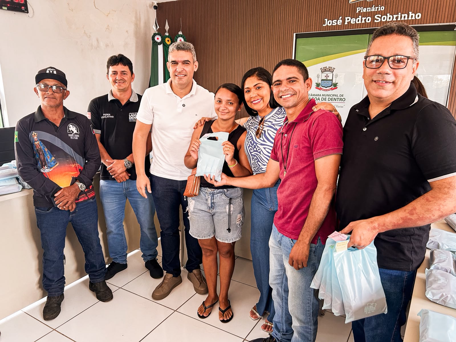 Lagoa de Dentro entrega 100 óculos gratuitos pelo programa Além da Visão