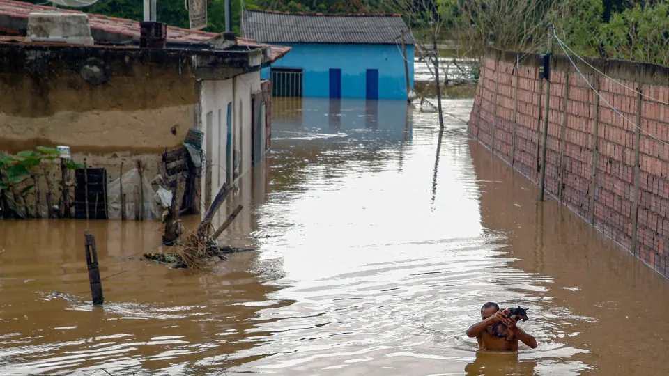 Enchentes deixam mais de 3 mil pessoas fora de casa em Pernambuco